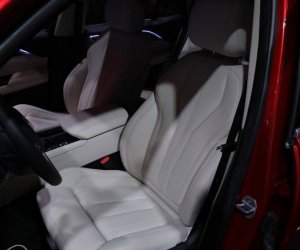Đánh giá xe VinFast LUX SA2.0: Ghế ngồi bọc da cao cấp..