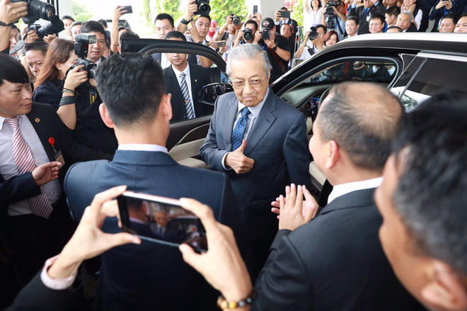 Tự cầm lái xe VinFast, Thủ tướng 94 tuổi của Malaysia: “Xe rất khoẻ, thiết kế rất đẹp, tiếc là tôi chỉ lái được có 100km/h thôi” - Ảnh 6.