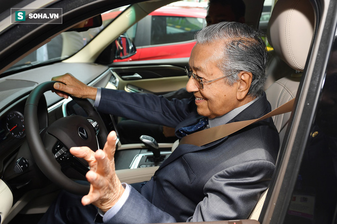 Tự cầm lái xe VinFast, Thủ tướng 94 tuổi của Malaysia: “Xe rất khoẻ, thiết kế rất đẹp, tiếc là tôi chỉ lái được có 100km/h thôi” - Ảnh 4.