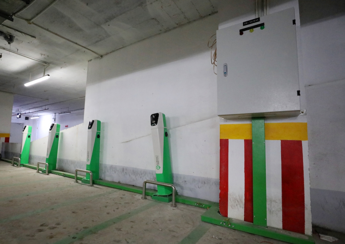 Các trụ sạc xe điện lắp đặt tại tầng hầm một khu chung cư tại Hà Nội.
