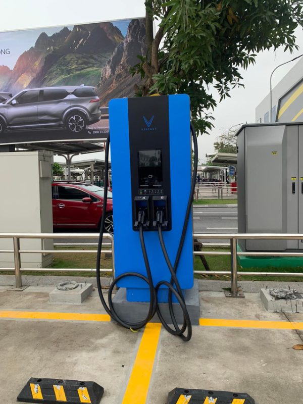 VinFast triển khai trạm sạc xe điện siêu tốc tại Việt Nam, công suất ngang ngửa Tesla - Ảnh 1.