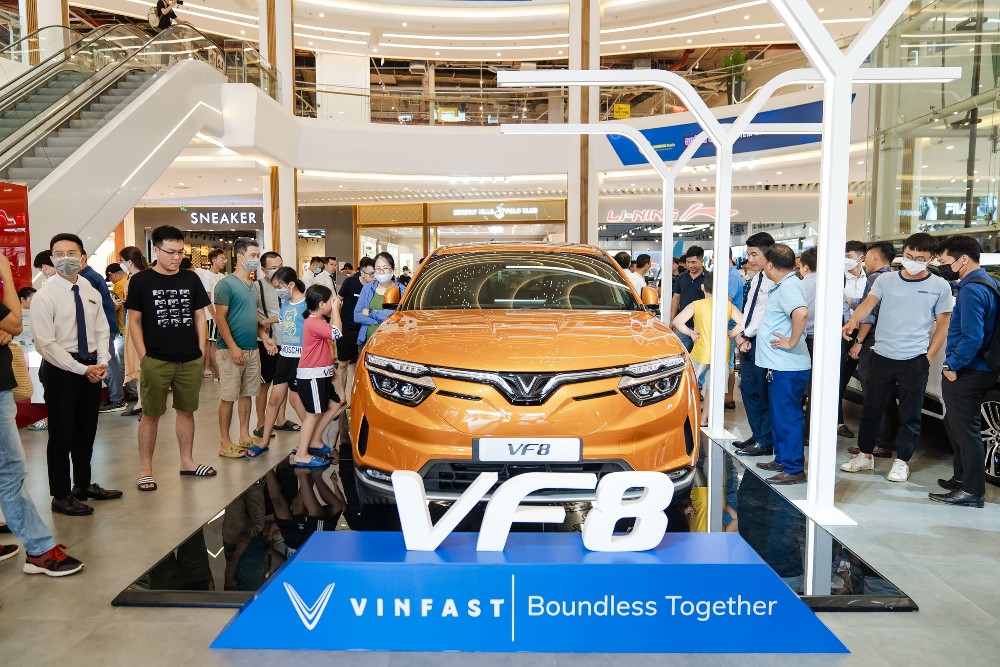 Nhiều người quan tâm tìm hiểu ô tô điện VinFast tại các sự kiện trưng bày xe