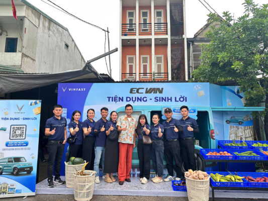 Diễn viên hài Xuân Nghị cùng đội ngũ nhân sự Vinfast Vinh tham gia sự kiện